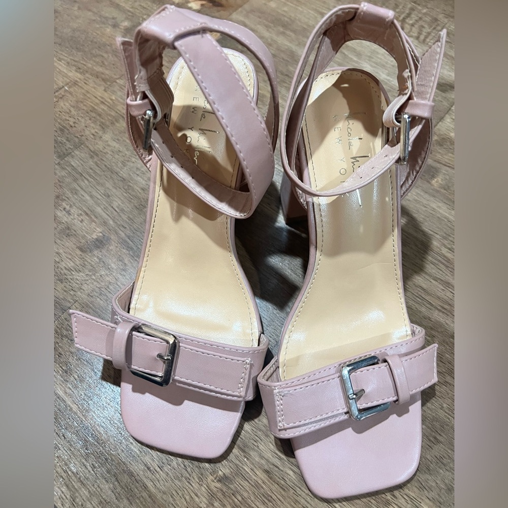 Nicole Miller NWOT Blush Pink  Heels 6
